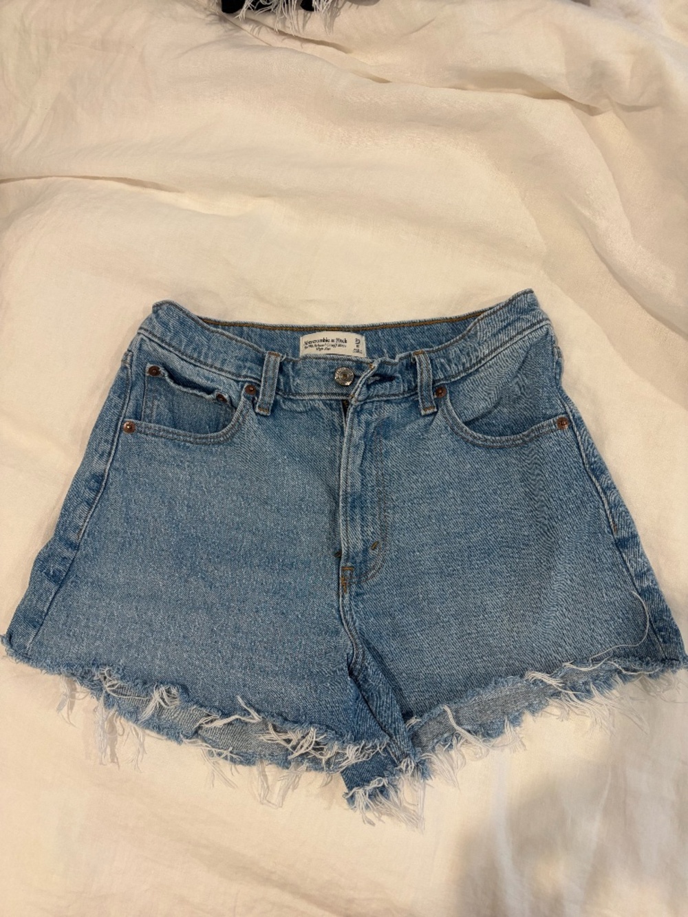 Abercrombie the 90s relaxed cutoff short